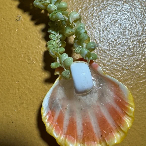 Hawaiian Sunrise shell necklace - Picture 4 of 5